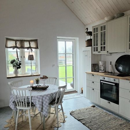 Mysigt Hus I Liten By Naera Havet Ystad Eksteriør billede